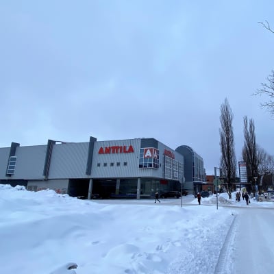 Entinen tavaratalo Anttilan käyttänä liikerakennus Lahdessa. 