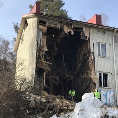 Palossa vaurioitunut puukerrostalo Tampereen Hipposkylässä, yhden rapun kohta tuhoutunut kokonaan. 
