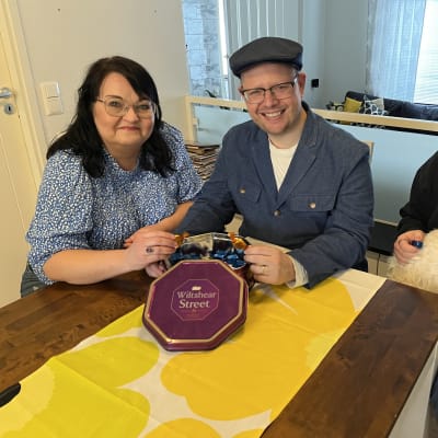 Satu, Mark ja Olli Wiltshear seuraavat kuningas Charles lll:n kruunajaisia kotona Seinäjoella ystäväperheidensä kanssa.