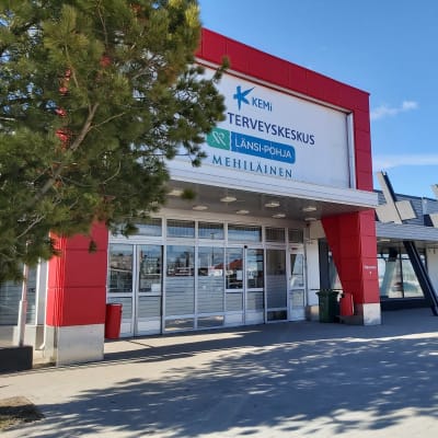 Kemin terveyskeskus ulkoa kuvattuna.