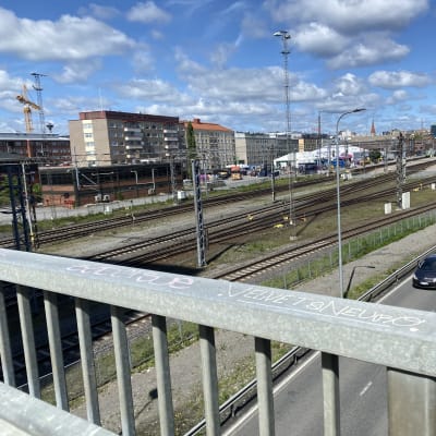 Tampereen rautatieasemaa Kalevantieltä, Sorinsillalta katsottuna.
