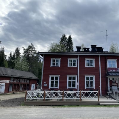 Kolin kylän keskustassa sijaitseva Ryynäsen talo, jossa sijaitsee ravintola ja taiteilijaresidenssi, ja vasemmalla kuvassa majoitusaitta.