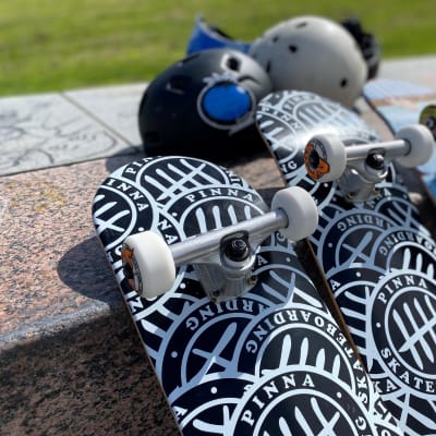 Skateboards lutar mot en sten.