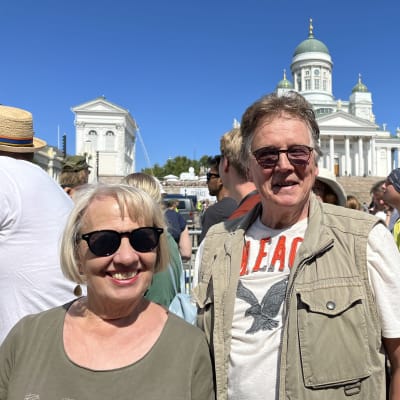 Yleisöä oli saapunut seuraamaan presidentin saapumista.