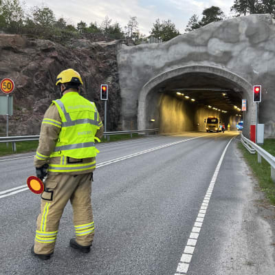 Pelastuslaitoksen edustaja seisoo Naantalin Kuparivuoren tunnelin edessä. Tunnelissa on ollut kolari
