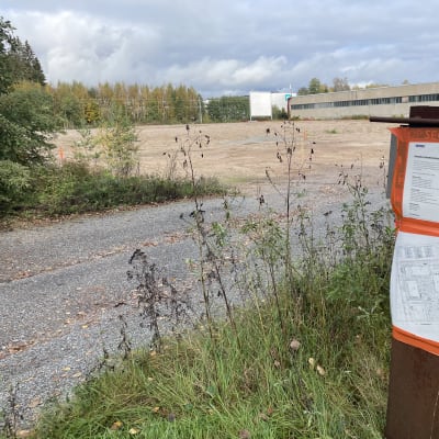 Entinen teollisuusalue on nyt tulevaa asuinaluetta eli tasattua maanpintaa Tampereen Raholan radanvarressa. 