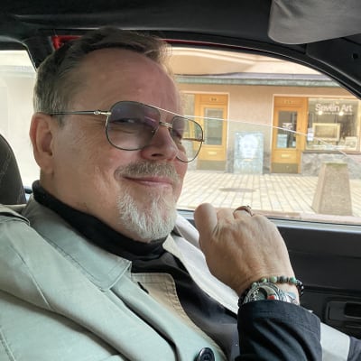 Dingon laulaja Pertti Nipa Neumann istuu autossa roolivaatteissaan Levoton tuhkimo- elokuvassa. 