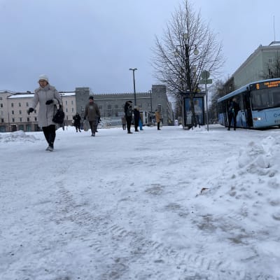 Ihmisiä kävelemässä talvisessa säässä Aleksanterinkadulla Lahdessa. 
