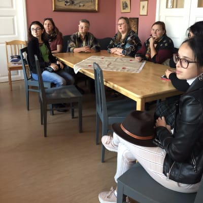 Invandrarkvinnor sitter vid bord