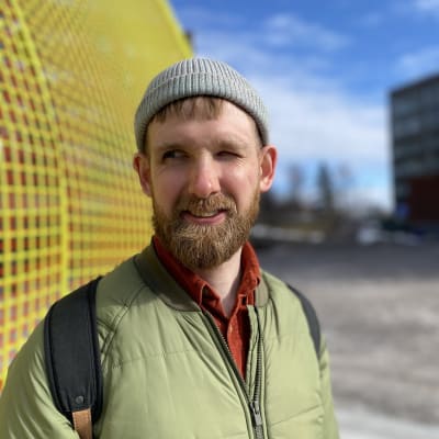 Evald Hemström undervisar i högstadiet i Esbo. Han har rötter i Sverige. 