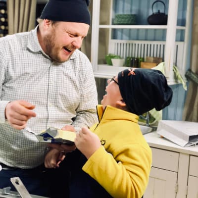 kocken Michael Björklund tillsammans med ett barn