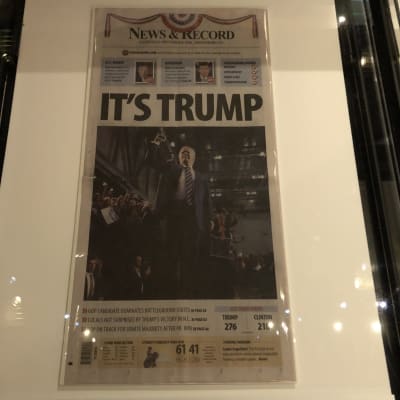 It`s Trump står det på tidningsparaden dagen efter presidentvalet  i USA år 2016
