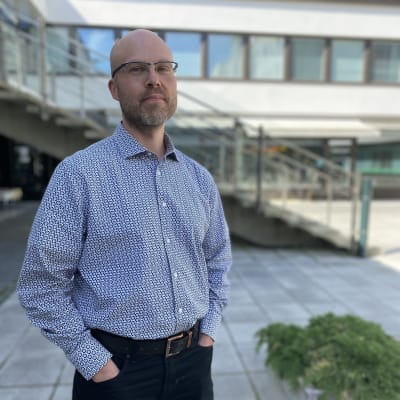 David Pettersson i blå skjorta utomhus på en innergård i Vasa.