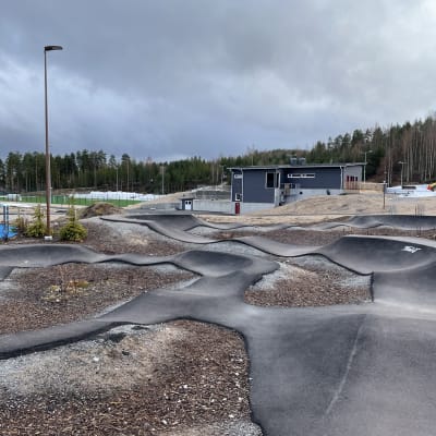 Asvalttipintainen pump track -pyöräilyrata. 