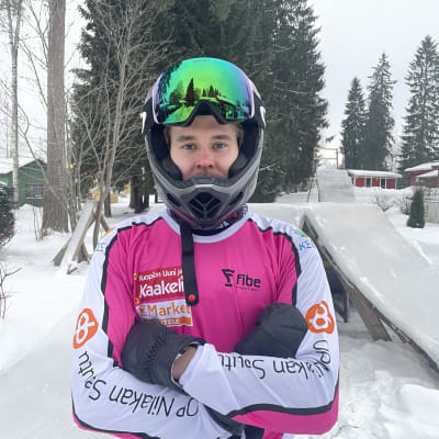 Alamäkiluistelija Leevi Nakari seisoo takapihallaan.
