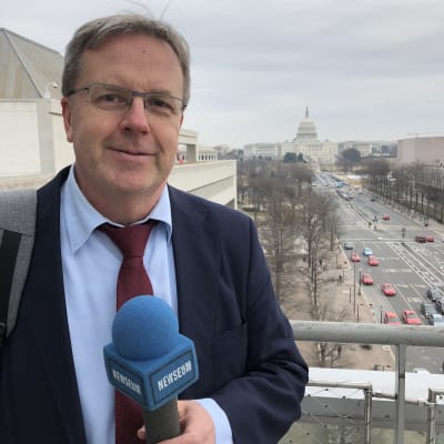 På Newseums tak kan besökarna ta selfies som  korrespondenter i Washington. Det gjorde också Bengt Östling