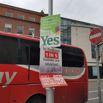 Politiskaa affischer för ja- och nej-sidan inför folkomröstningen om abort i Irland i maj 2018. 