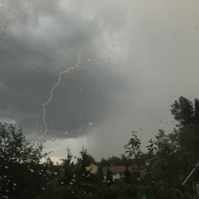 Blixt på en grå himmel.