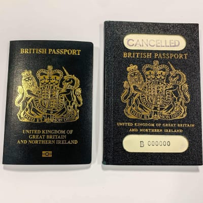 Brittiskta pass. Till vänster det nya (år 2020), till höger det gamla  