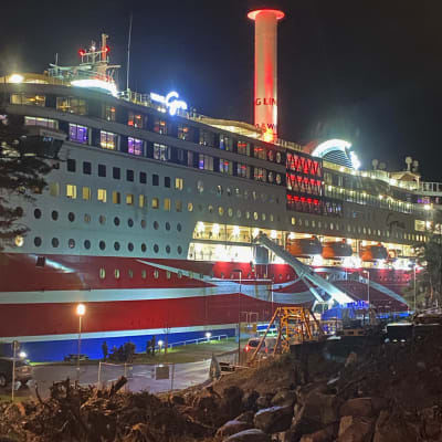 En lyftkran fast i Viking Grace som kört på grund nära Mariehamn.
