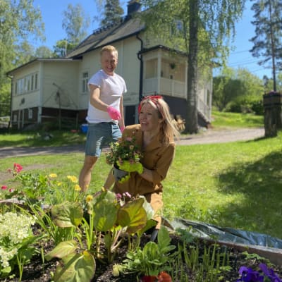 Janne och Sonja i trädgårdslandet