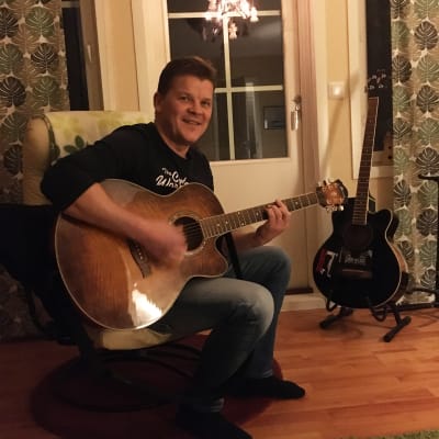 Peter Lindgren med sin gitarr.