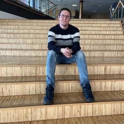 Roman Jakovlev istuu Saamelaisten korkeakoulusn rappusilla Kautokeinossa. 