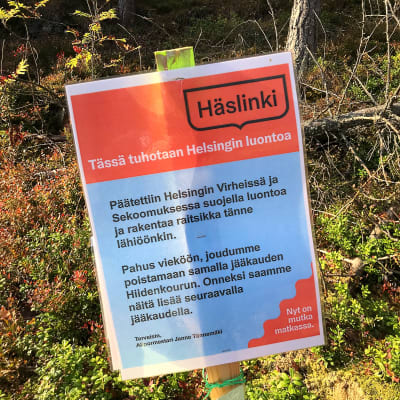 En skylt i rött och blått som utrrycker sorg över att rännan jämnas med marken.