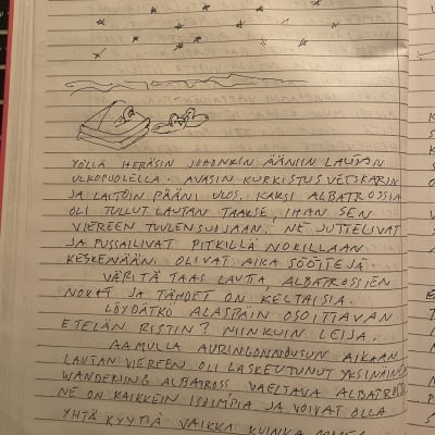 Käsinkirjoitettu kirje jossa selostetaan pelastautumisen vaiheita ja kuvituksena yksinkertainen piirros jossa pelastulautta, tähtitaivas ja kaksi albatrossia.