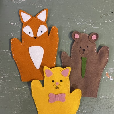 Tre olika handdockor, en räv, en katt och en björn