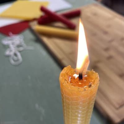 Ett brinnande bivaxljus