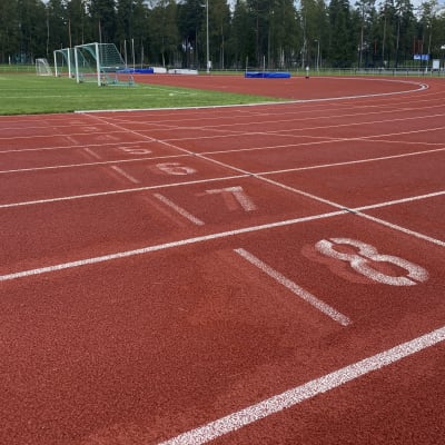 Yleisurheilukentän pinta.