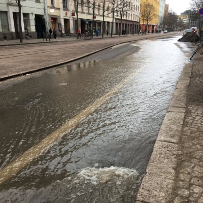 Vatten på Helsingegatan i Helsingfors efter att en huvudvattenledning skadats