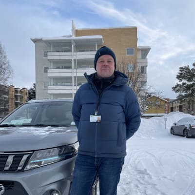 Kainuun soten kuljetuspäällikkö Hannu Hänninen seisoo hybridiauton vieressä