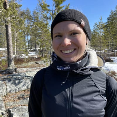 Kestävyysurheilija Susanna Saapunki Rovaniemellä Ounasvaaralla.