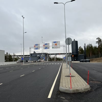 Raja-Joosepin kansainvälisen rajanylityspaikan kylttejä ja Venäjälle johtava reitti.