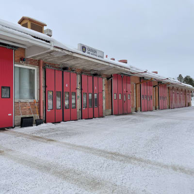 Kainuun pelastuslaitoksen halli lumisessa maisemassa. 