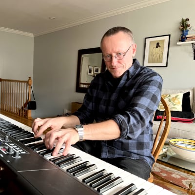 Närpesbördige kompositören och musikern Dani Strömbäck vid pianot hemma i Fairfield, Connecticut, USA. 