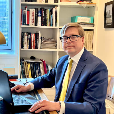 Finlands FN-ambassadör Jukka Salovaara på sitt arbetsrum i New York. 