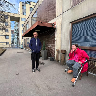 Tuvan asukkaat Sari ja Ville viettävät aikaa Itä-Pasilassa sijaitsevan tilapäismajoitusyksikön pihalla.