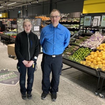 Enni Toivonen ja Jani Perälä Jyväskylän Savelan S-Marketin hedelmä- ja vihannesosastolla.