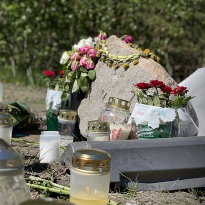 Kynttilöitä ja kukkia Turun Aerotien onnettomuuspaikalla. 