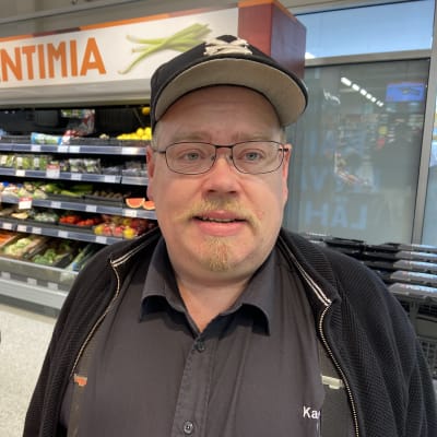 Janakkalan Tervakosken K-Marketin kauppias Ville Kestilä vihanneshyllyjen edessä.