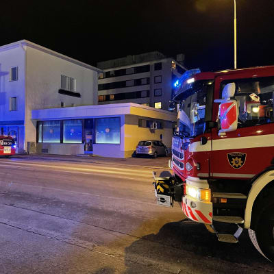 pelastuslaitos sammuttamassa paloa Maaherrankadulla Mikkelissä
