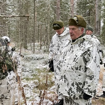 Kapteeni Juha Valkovirta antaa tilannekatsausta tasavallan presidentti Sauli Niinistölle Kontio 22 -pääsotaharjoituksessa Nurmeksessa.