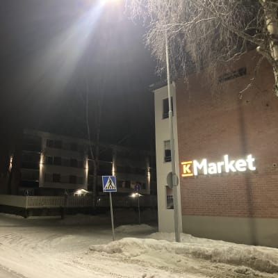 K-marketin valaistu kyltti Mikkelissä Saattotiellä. Kuvan  vasemmassa reunassa on pimeyttä, koska katuvalaisu päättyy kuvauspaikalle.