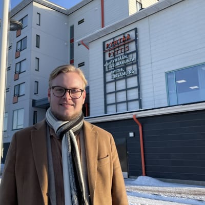 Aleksi Kurki kuvattiin Pyhtään kunnantalon edustalla.