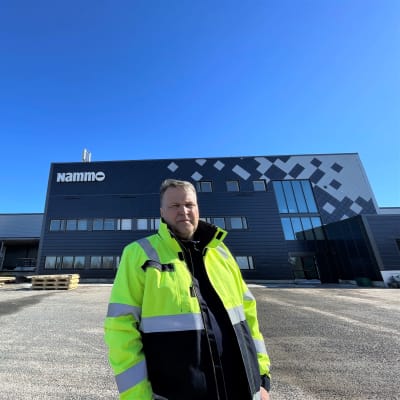 Nammo Lapuan tehtaanjohtaja Pekka Himanka tehtaan edessä Lapualla. 