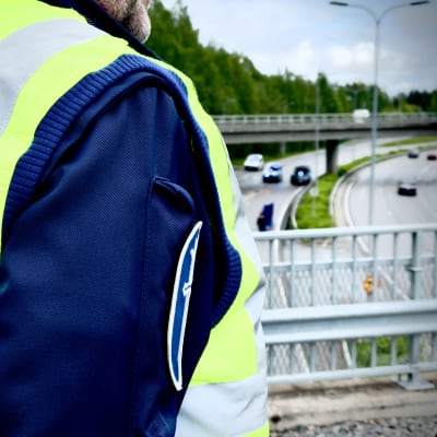 Onnettomuus Jyväskylän Tourulassa, poliisi seisoo sillalla. 