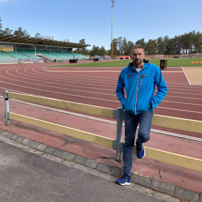 Jyväskylän Kenttäurheilijoiden toiminnanjohtaja Markku Koistinen Harjun urheilukentällä